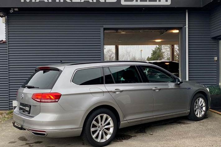 Sølv VW Passat fra 2017