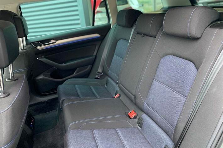 Sølv VW Passat fra 2017