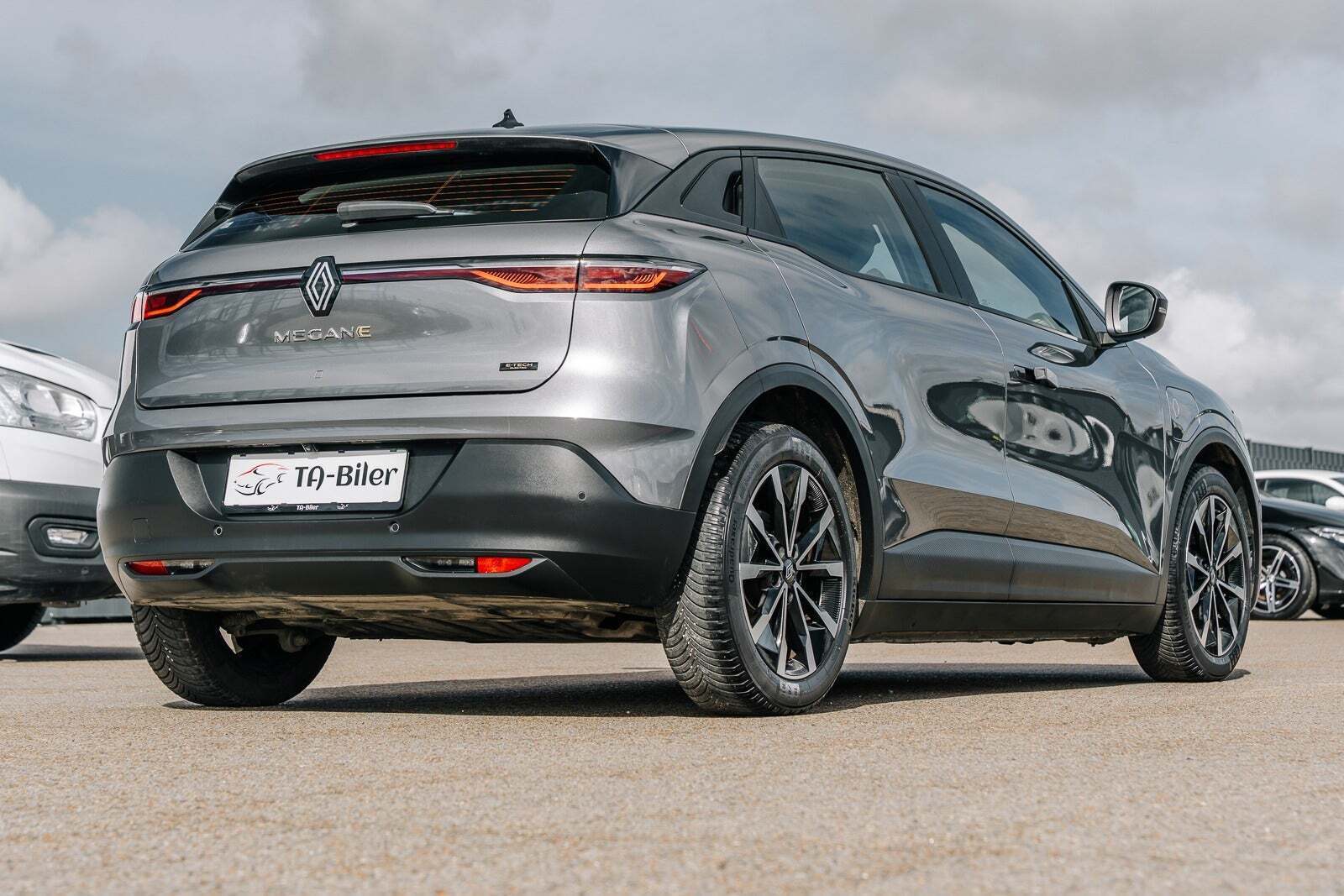 Grå Renault Megane E-Tech fra 2024