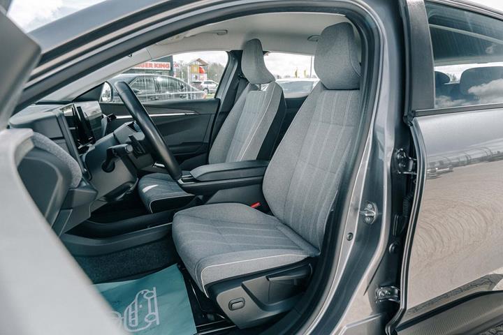 Grå Renault Megane E-Tech fra 2024