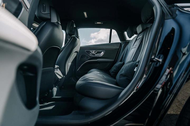 Sort Mercedes EQS450+ fra 2023