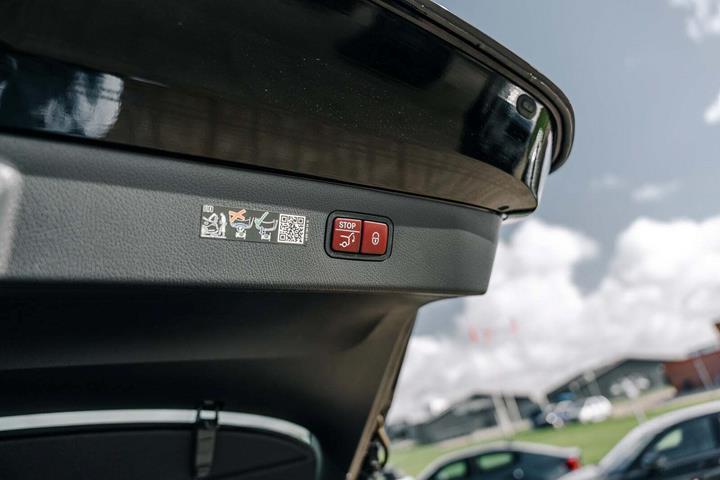 Sort Mercedes EQS450+ fra 2023