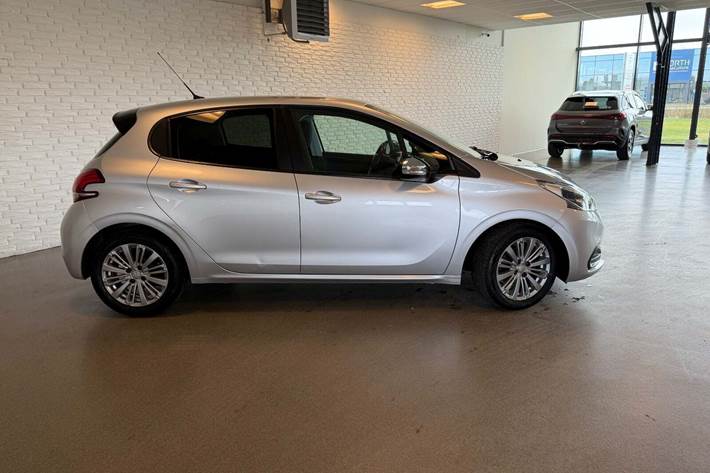 Sølv Peugeot 208 fra 2017