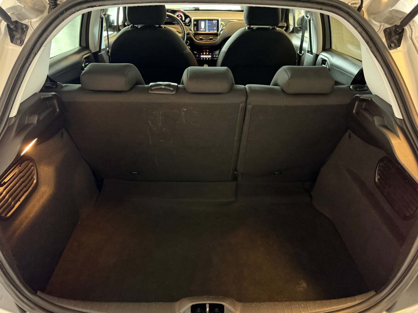 Sølv Peugeot 208 fra 2017