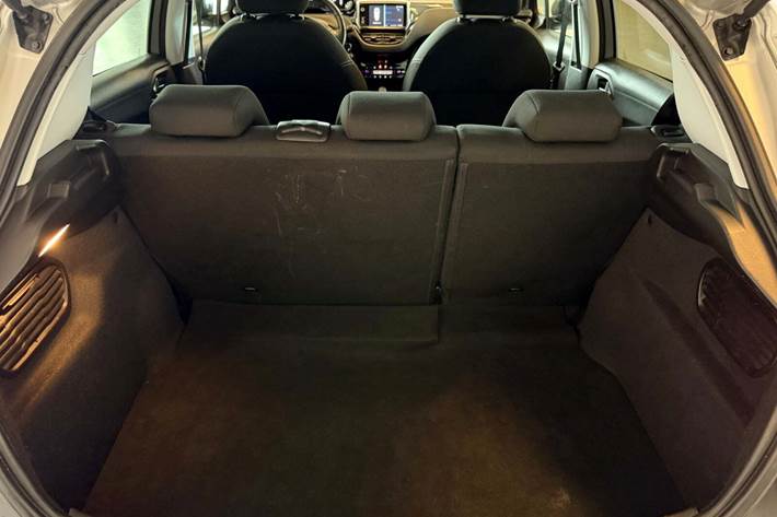 Sølv Peugeot 208 fra 2017