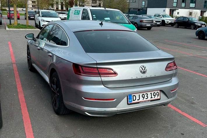 Grå VW Arteon fra 2019
