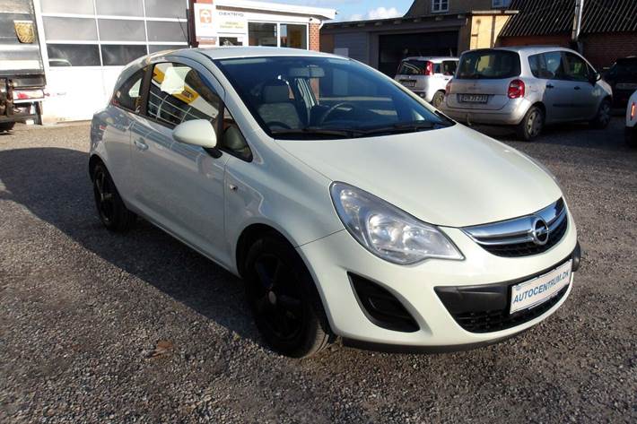 Gul Opel Corsa fra 2011