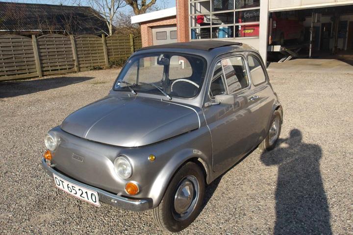 Sølv Fiat 500 fra 1970 set udefra