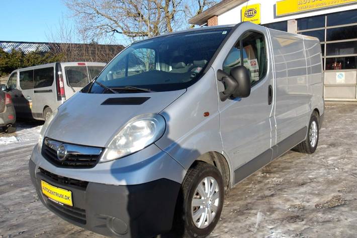 Sølv Opel Vivaro fra 2010