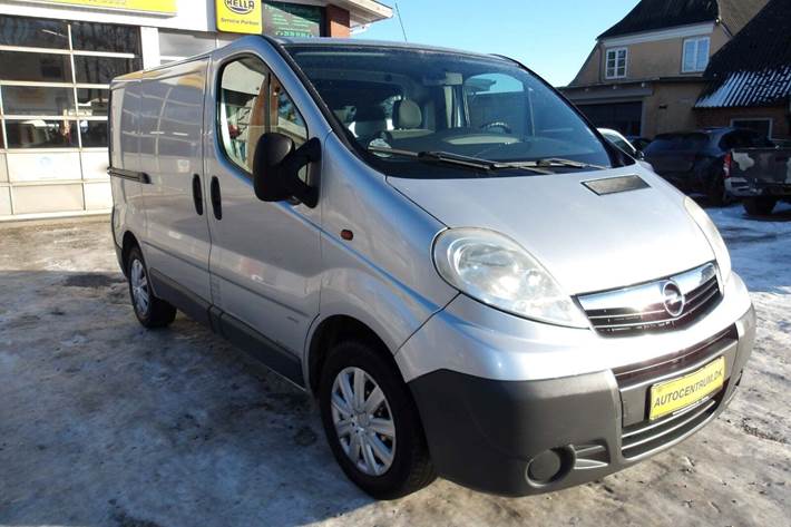 Sølv Opel Vivaro fra 2010