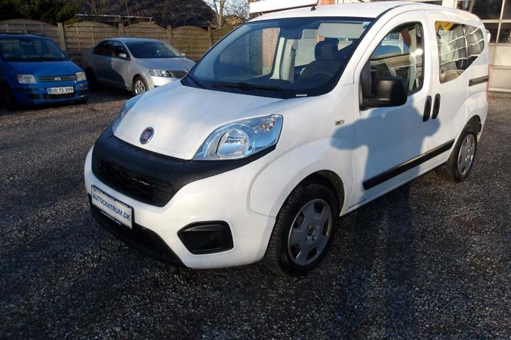 Hvid Fiat Qubo fra 2017 set udefra