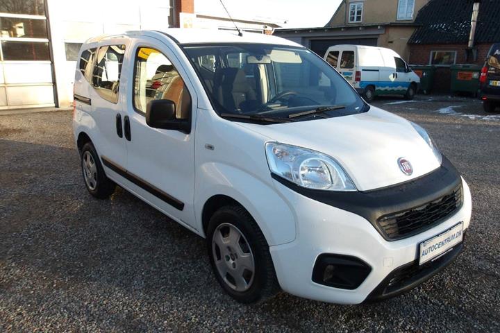 Hvid Fiat Qubo fra 2017 set udefra
