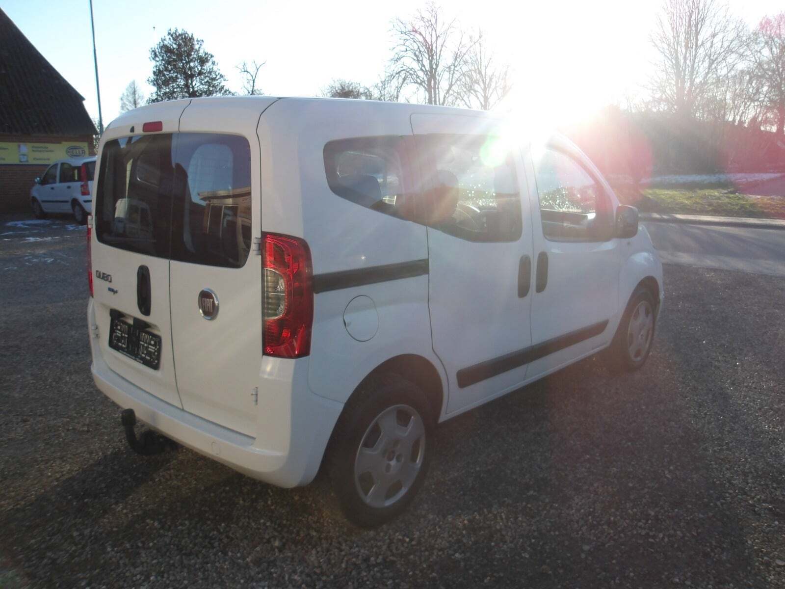 Hvid Fiat Qubo fra 2017 set udefra