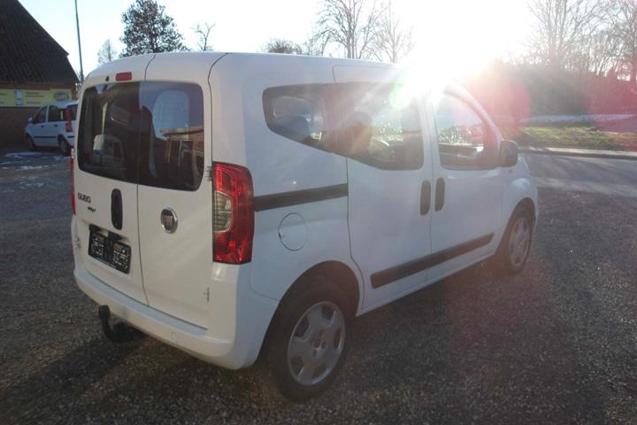 Hvid Fiat Qubo fra 2017 set udefra