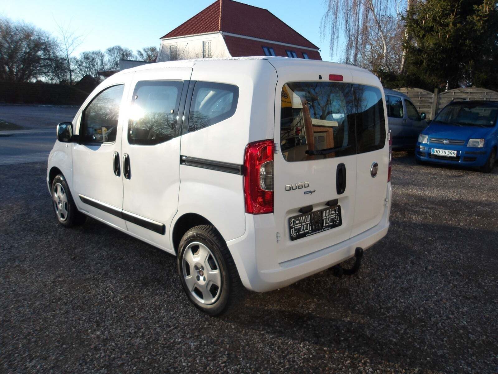 Hvid Fiat Qubo fra 2017 set udefra