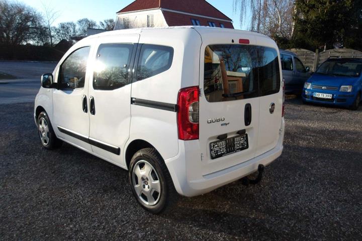 Hvid Fiat Qubo fra 2017 set udefra