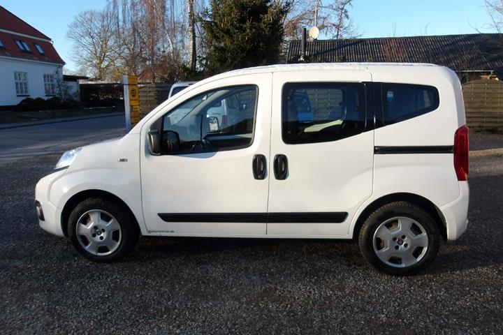 Hvid Fiat Qubo fra 2017 set udefra
