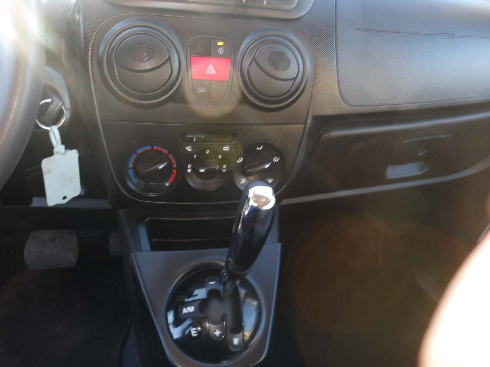 Hvid Fiat Qubo fra 2017 set indefra
