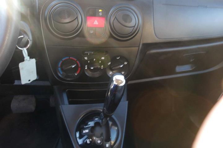 Hvid Fiat Qubo fra 2017 set indefra