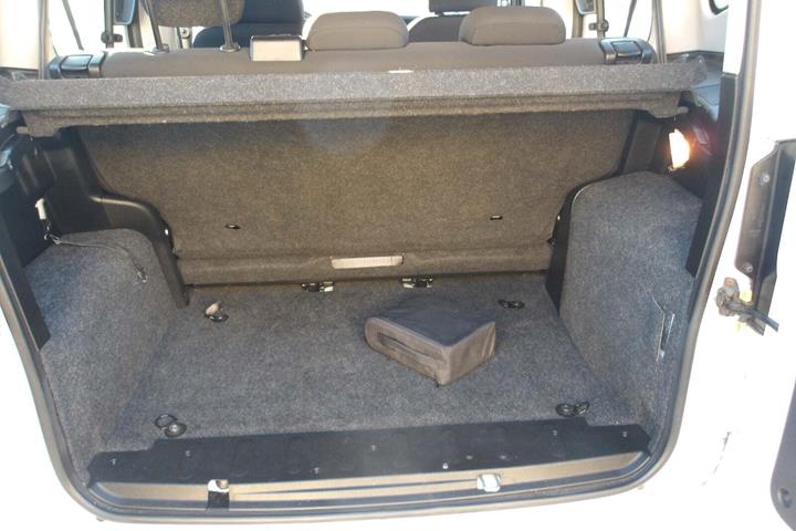 Hvid Fiat Qubo fra 2017 set indefra