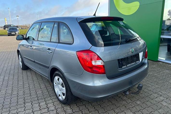 Grå Skoda Fabia fra 2013