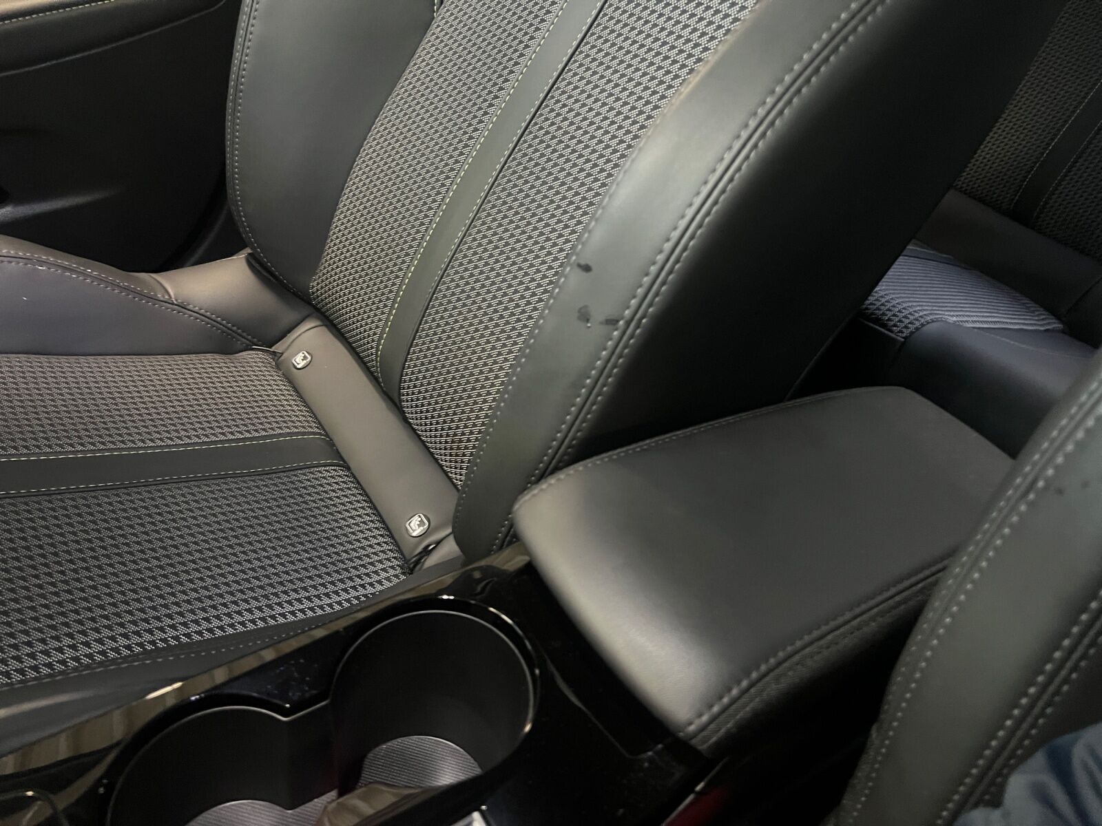 Grå Peugeot e-208 fra 2022