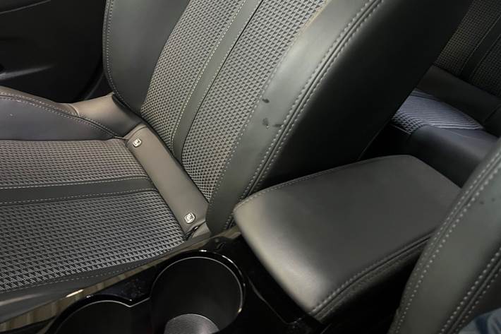 Grå Peugeot e-208 fra 2022