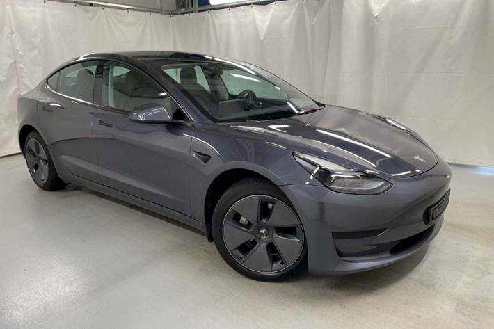 Grå Tesla Model 3 fra 2022
