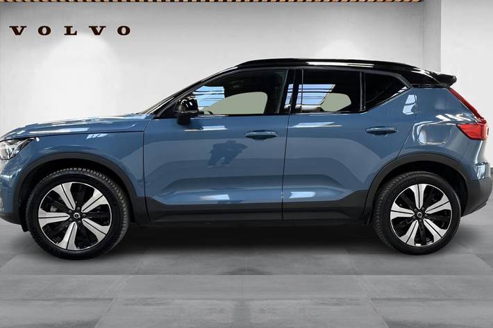 Blå Volvo XC40 fra 2022