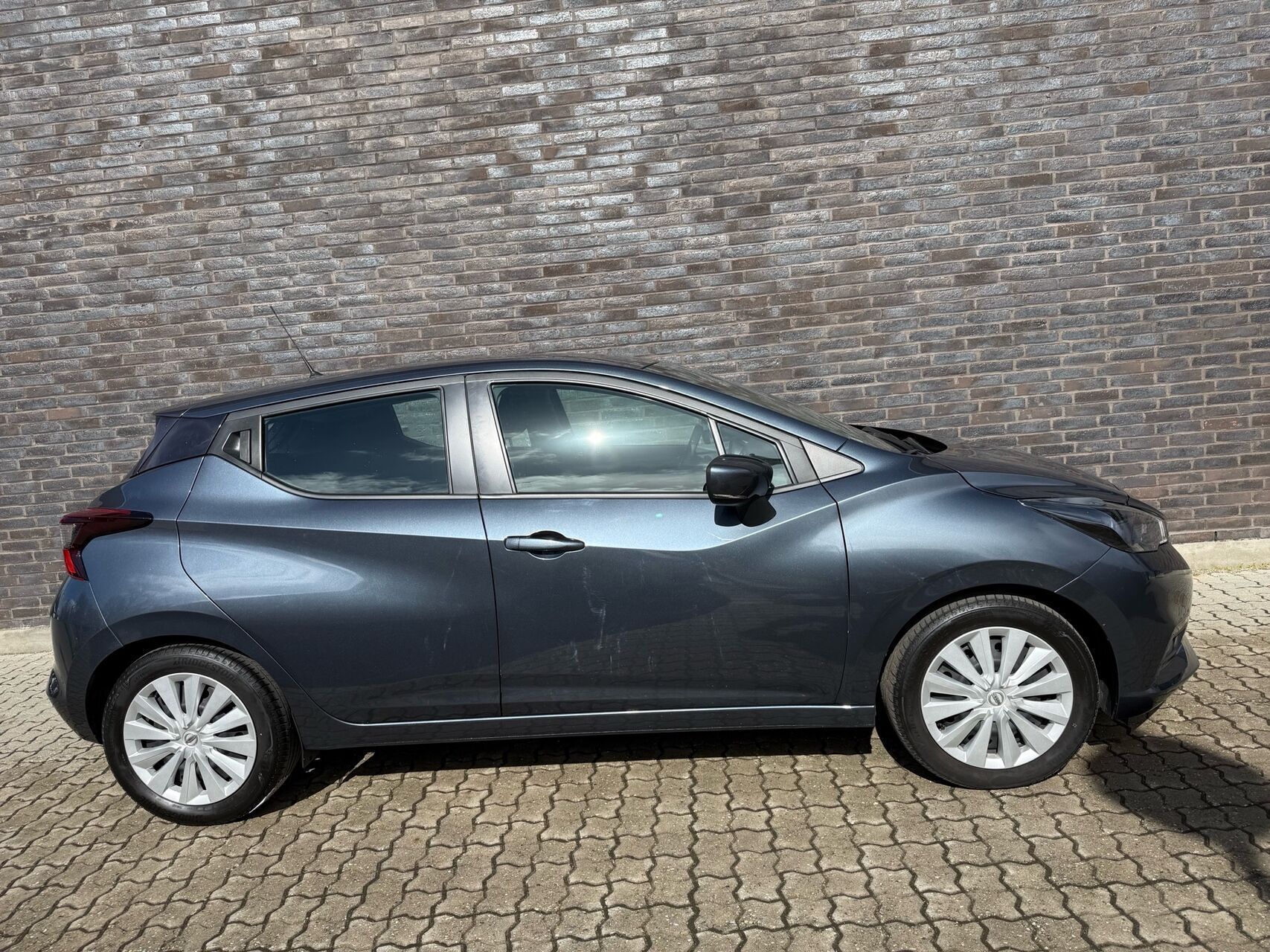 Grå Nissan Micra fra 2022