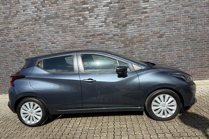 Grå Nissan Micra fra 2022
