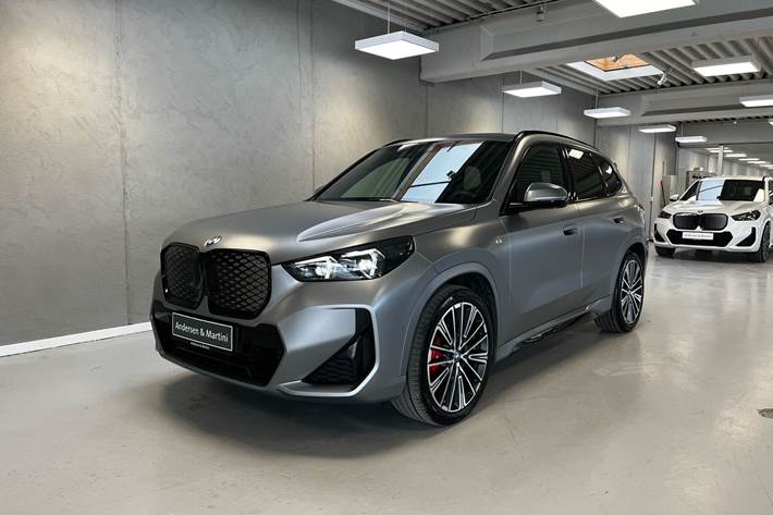 Grå BMW iX1 fra 2025