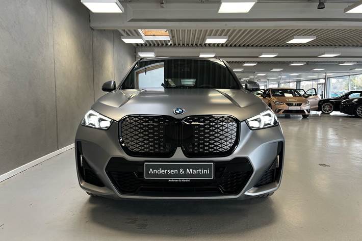 Grå BMW iX1 fra 2025