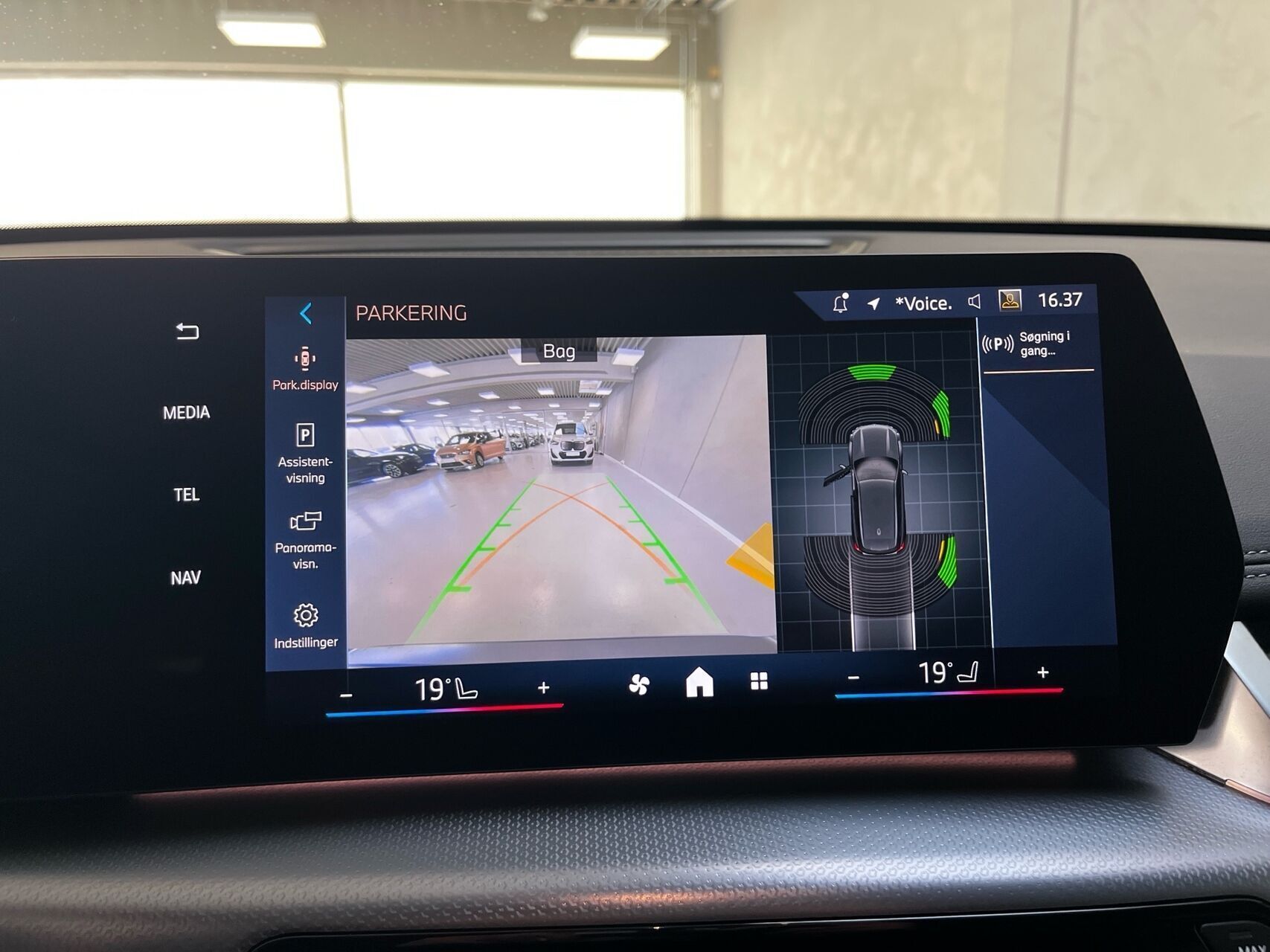 Grå BMW iX1 fra 2025