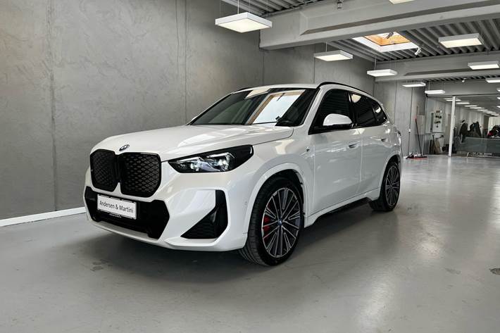 Hvid BMW iX1 fra 2025