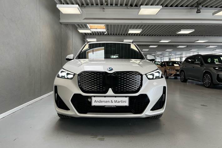 Hvid BMW iX1 fra 2025