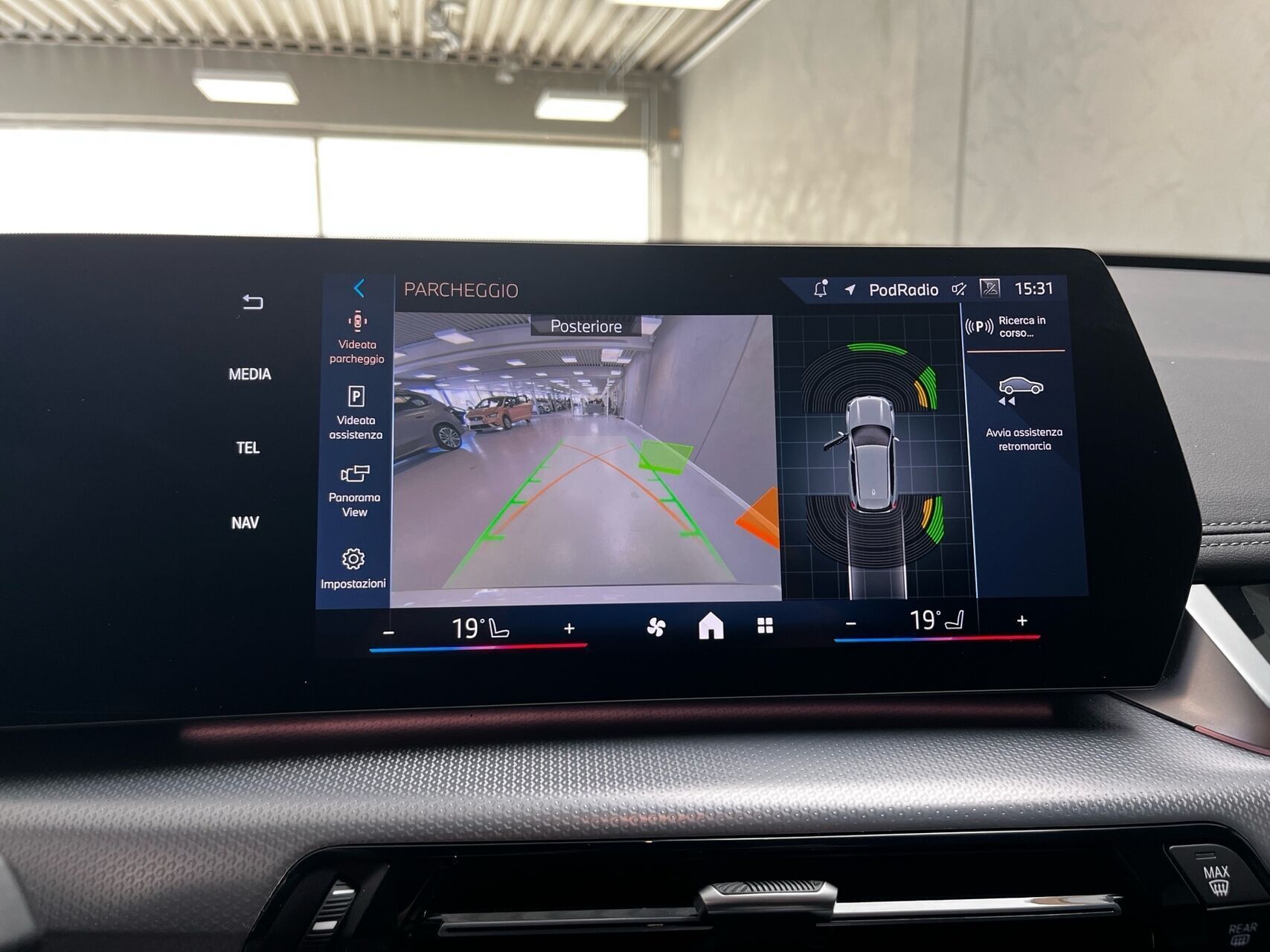 Hvid BMW iX1 fra 2025