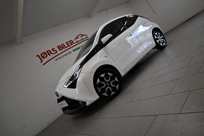 Hvid Toyota Aygo fra 2019 set udefra