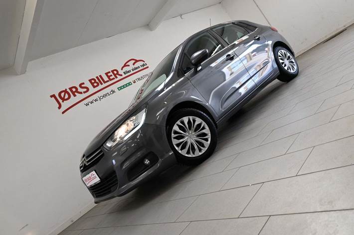 Grå Citroën C4 fra 2017 set udefra