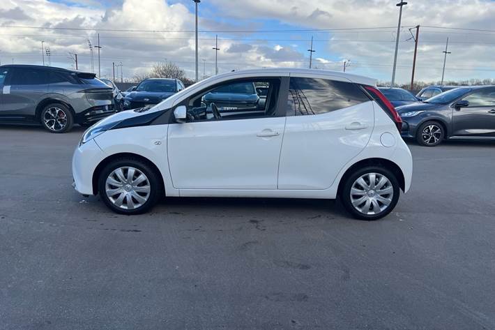 Hvid Toyota Aygo fra 2020