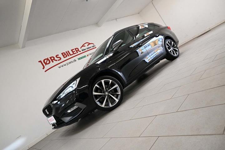 Sort Seat Leon fra 2021 set udefra