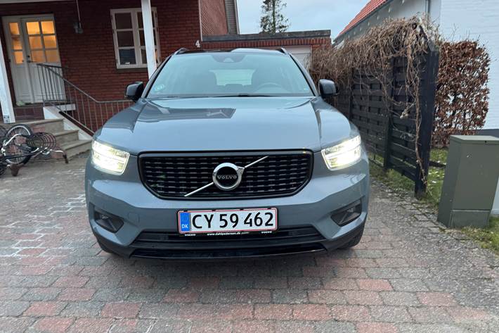 Grå Volvo XC40 fra 2021