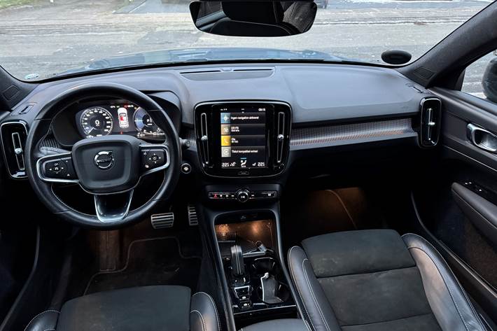 Grå Volvo XC40 fra 2021