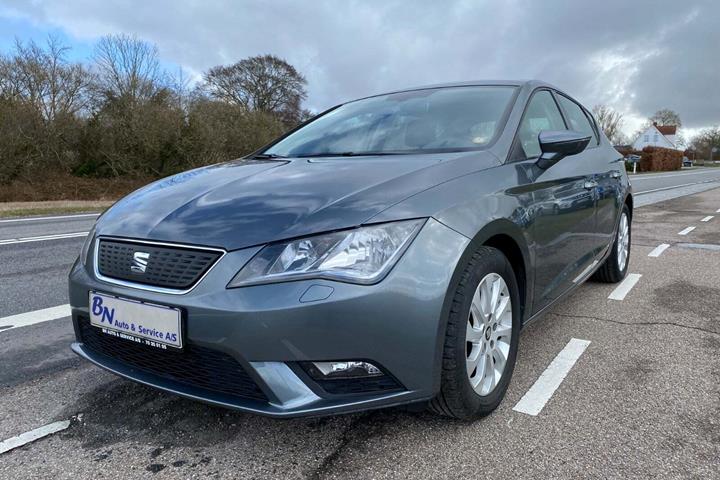 Grå Seat Leon fra 2017 set udefra