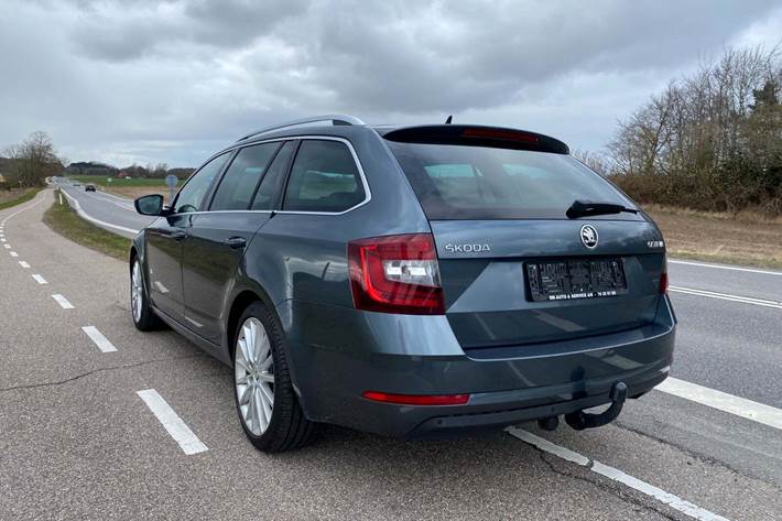 Grå Skoda Octavia fra 2018