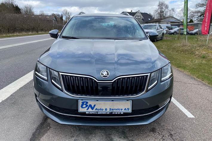 Grå Skoda Octavia fra 2018