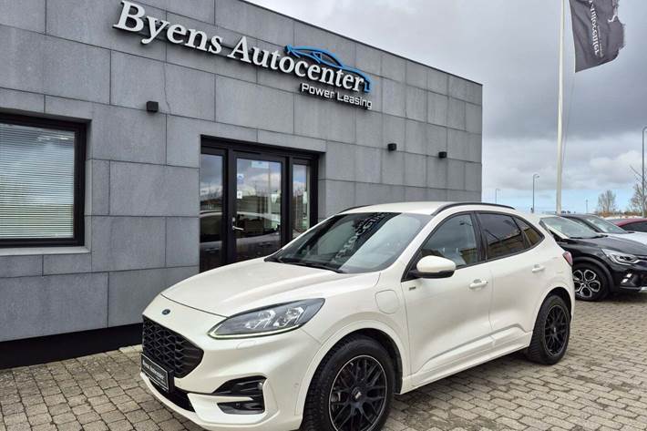 Hvid Ford Kuga fra 2020 set udefra