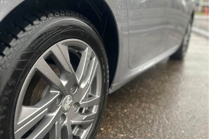 Sølv Peugeot 208 fra 2021