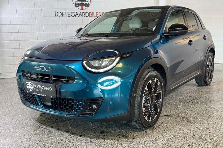 Grøn Fiat 600e fra 2024 set udefra