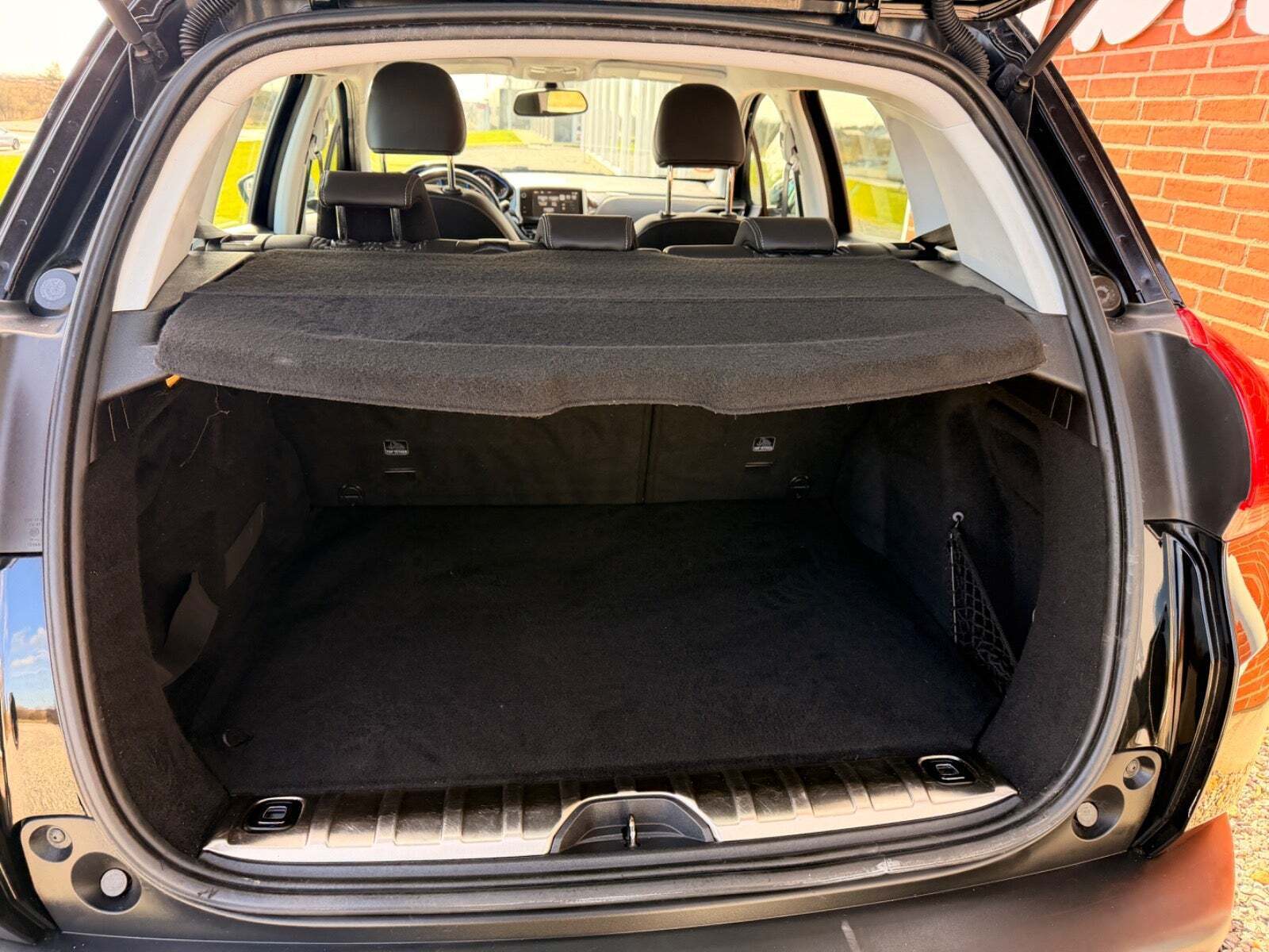 Sort Peugeot 2008 fra 2016